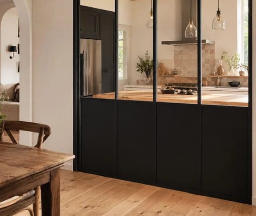 Verrière d’atelier Acier Shop entre une cuisine et une salle à manger