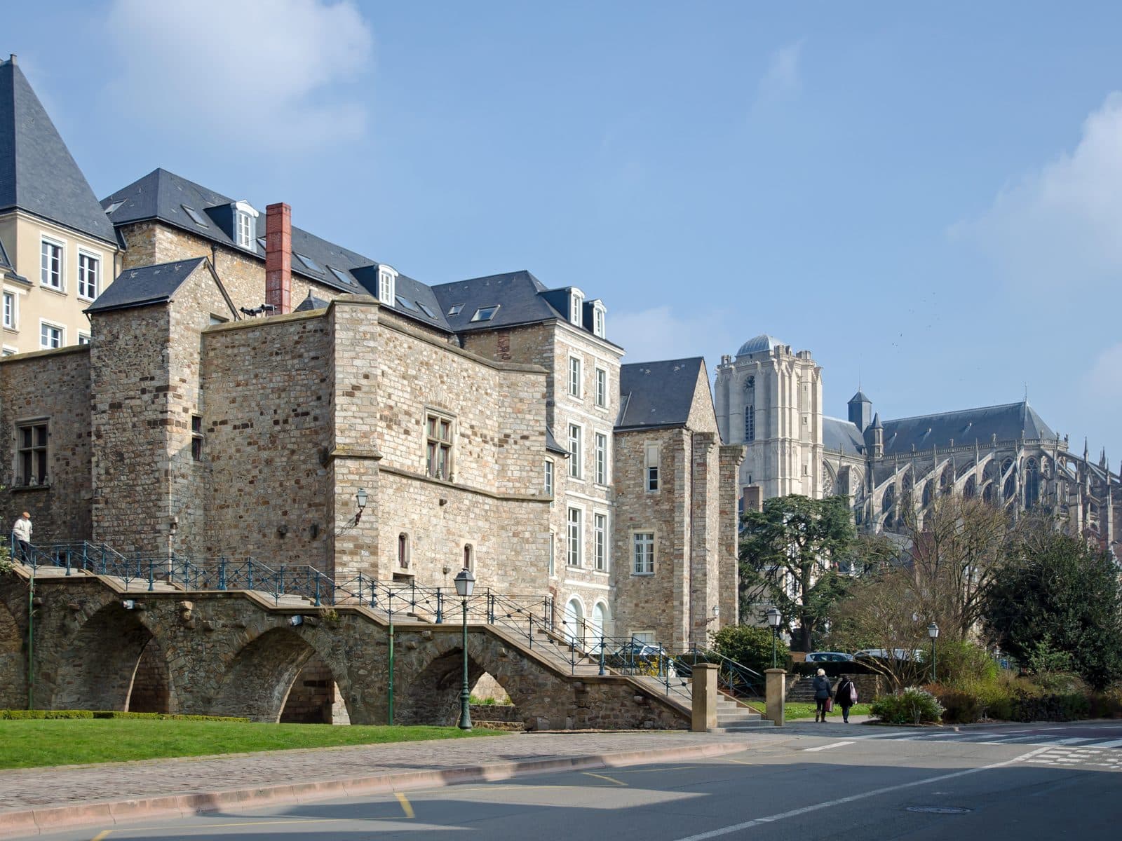 Les remparts de la cité Plantagenêt, le palais des comtes du Maine et la cathédrale Saint-Julien, au Mans