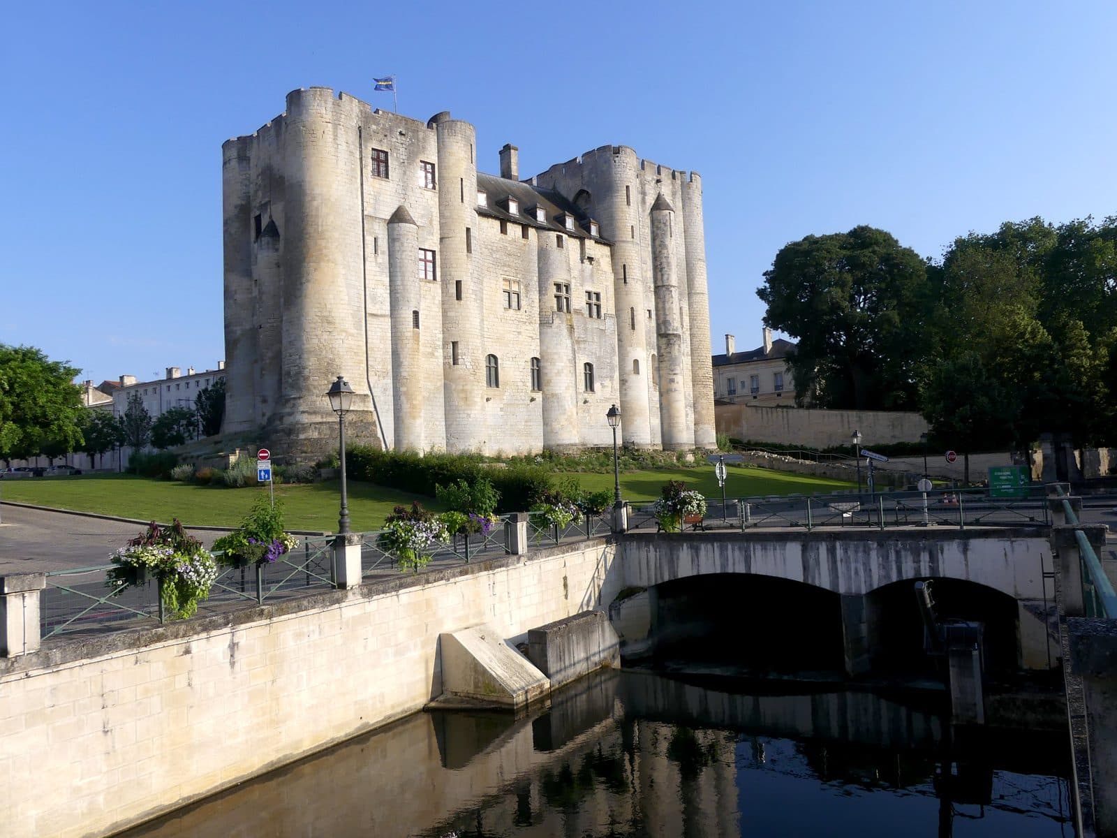 Le donjon de Niort au bord de la Sèvre niortaise, un soir d’été