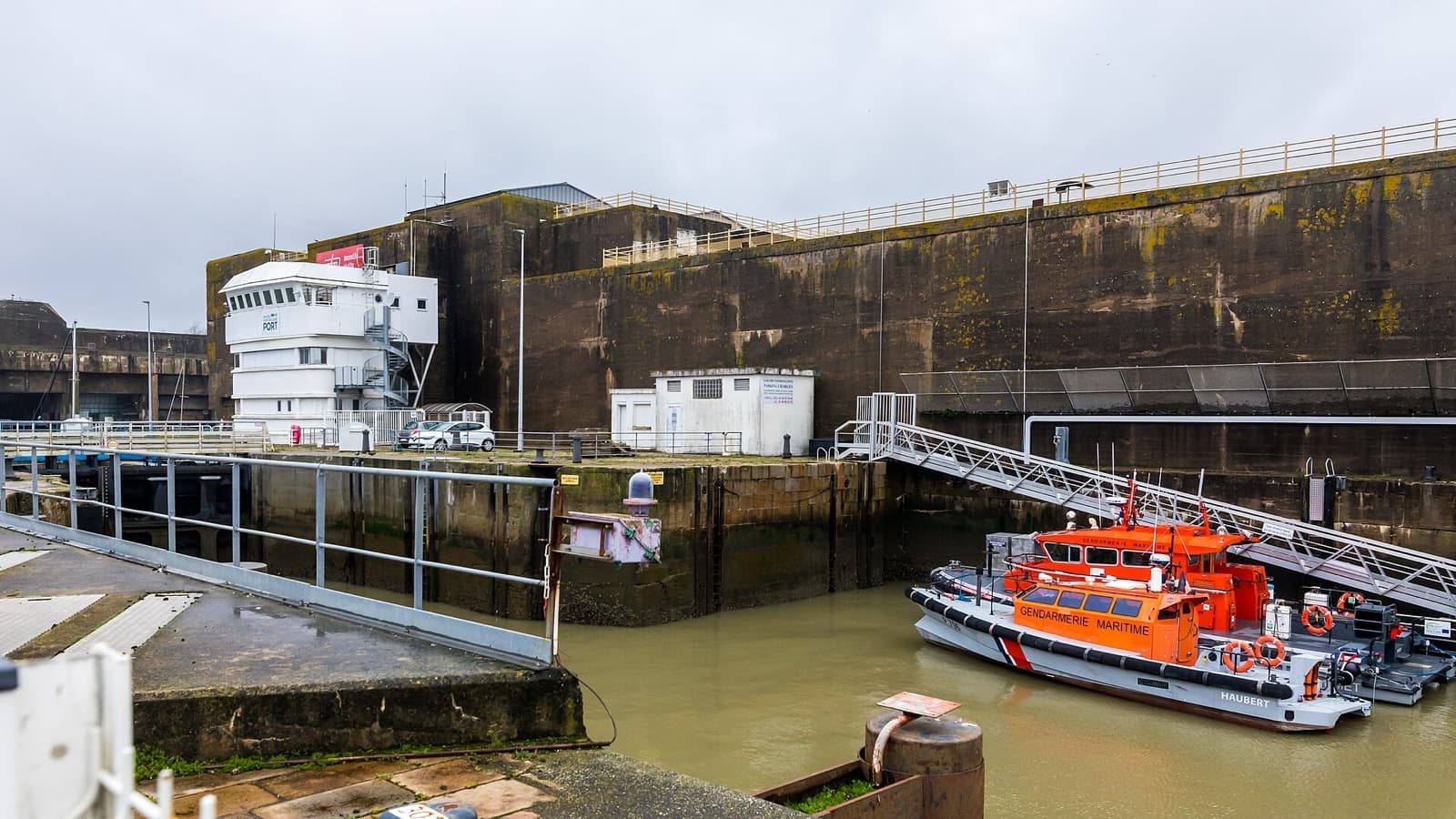L’entrée est du port de Saint-Nazaire : l’écluse, la base sous-marine et une vedette de la gendarmerie maritime