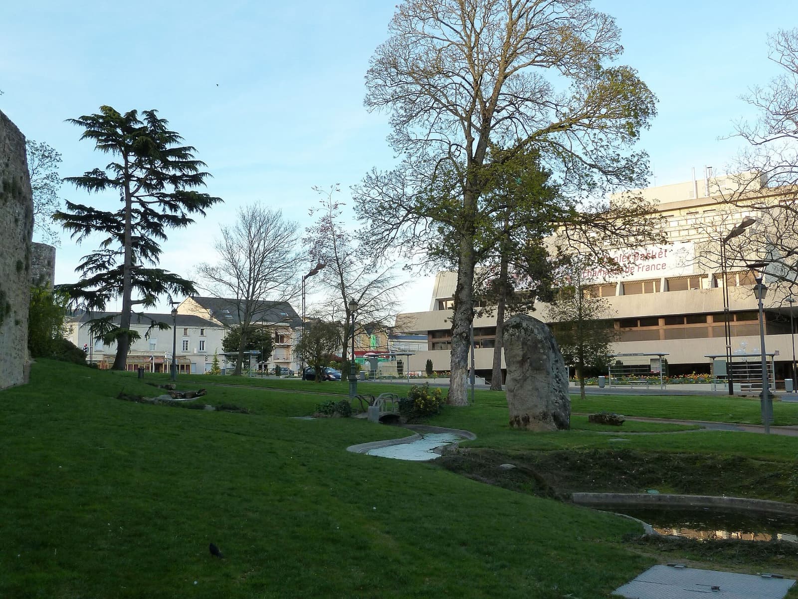 Le jardin public au pied des remparts de Cholet, avec l’hôtel de ville en arrière-plan