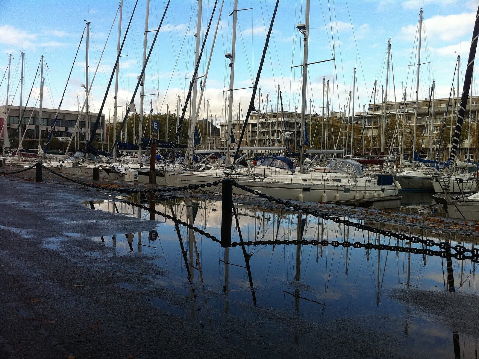 Le port de plaisance de Lorient et ses voiliers, le long du quai de Rohan
