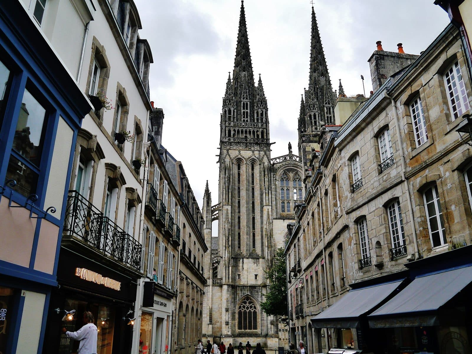 La rue Kéréon à Quimper, avec la cathédrale Saint-Corentin au fond