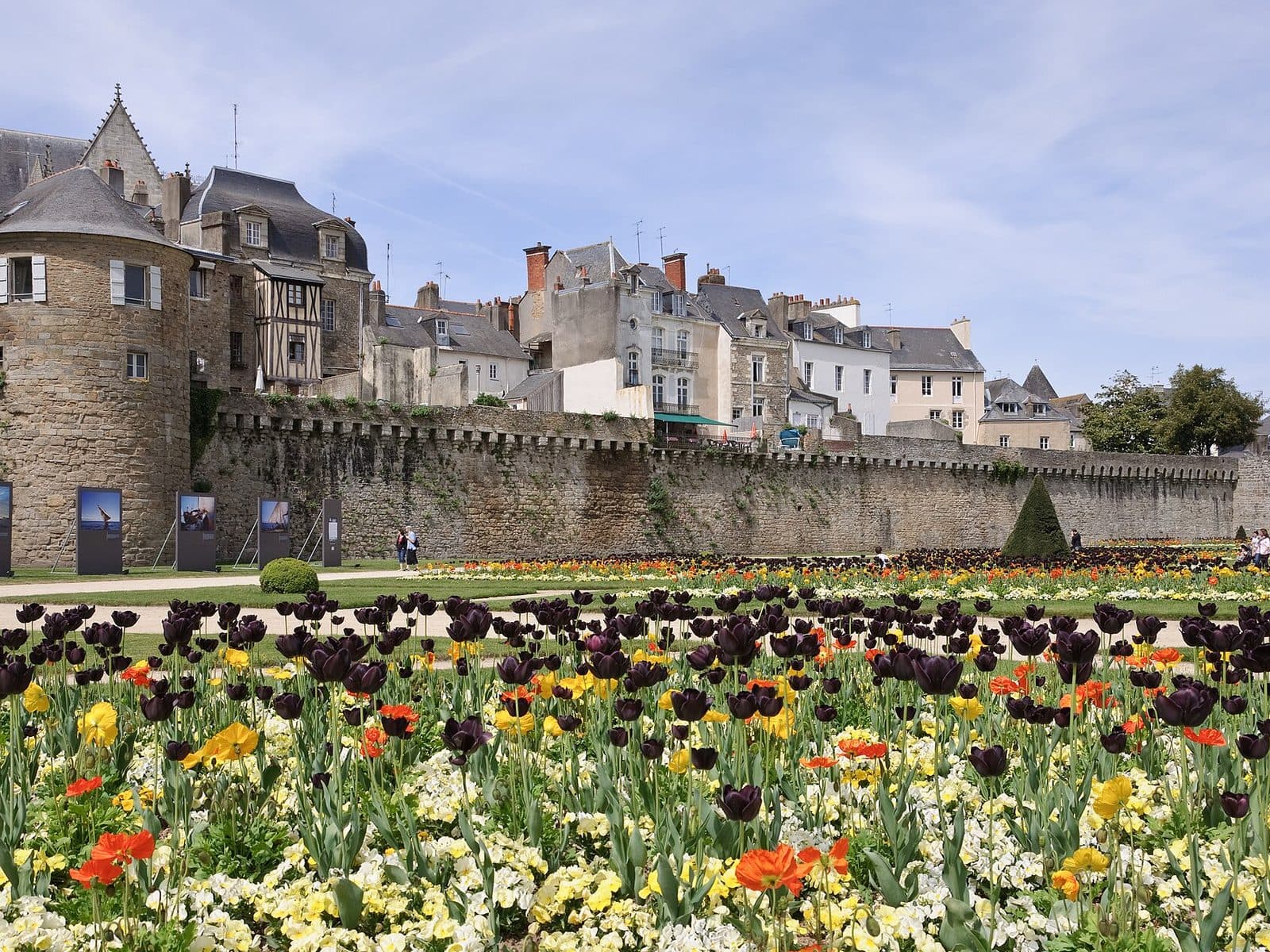 Les remparts de Vannes et le jardin fleuri à leur pied