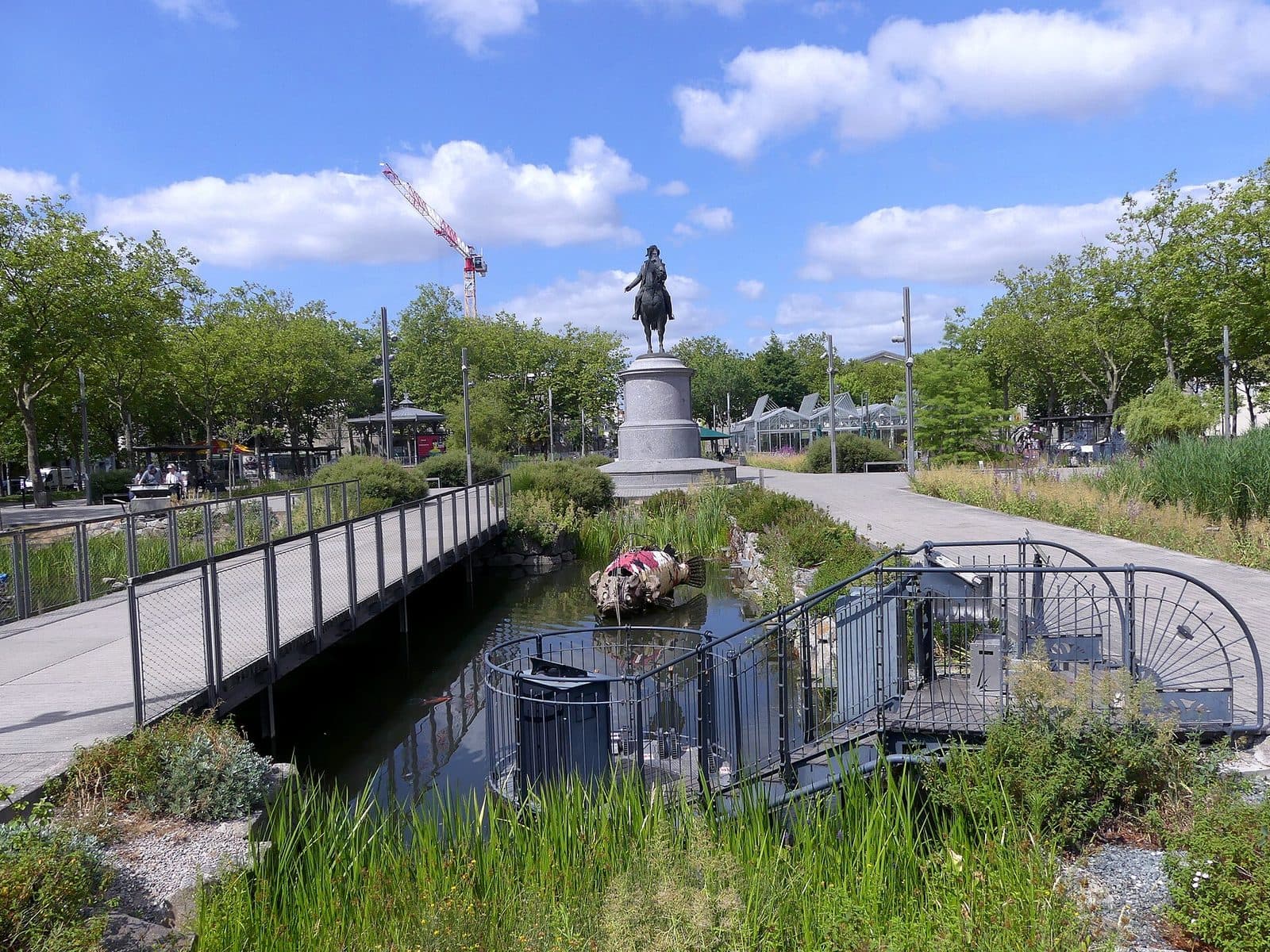 La place Napoléon à La Roche-sur-Yon, avec la statue équestre et le bassin
