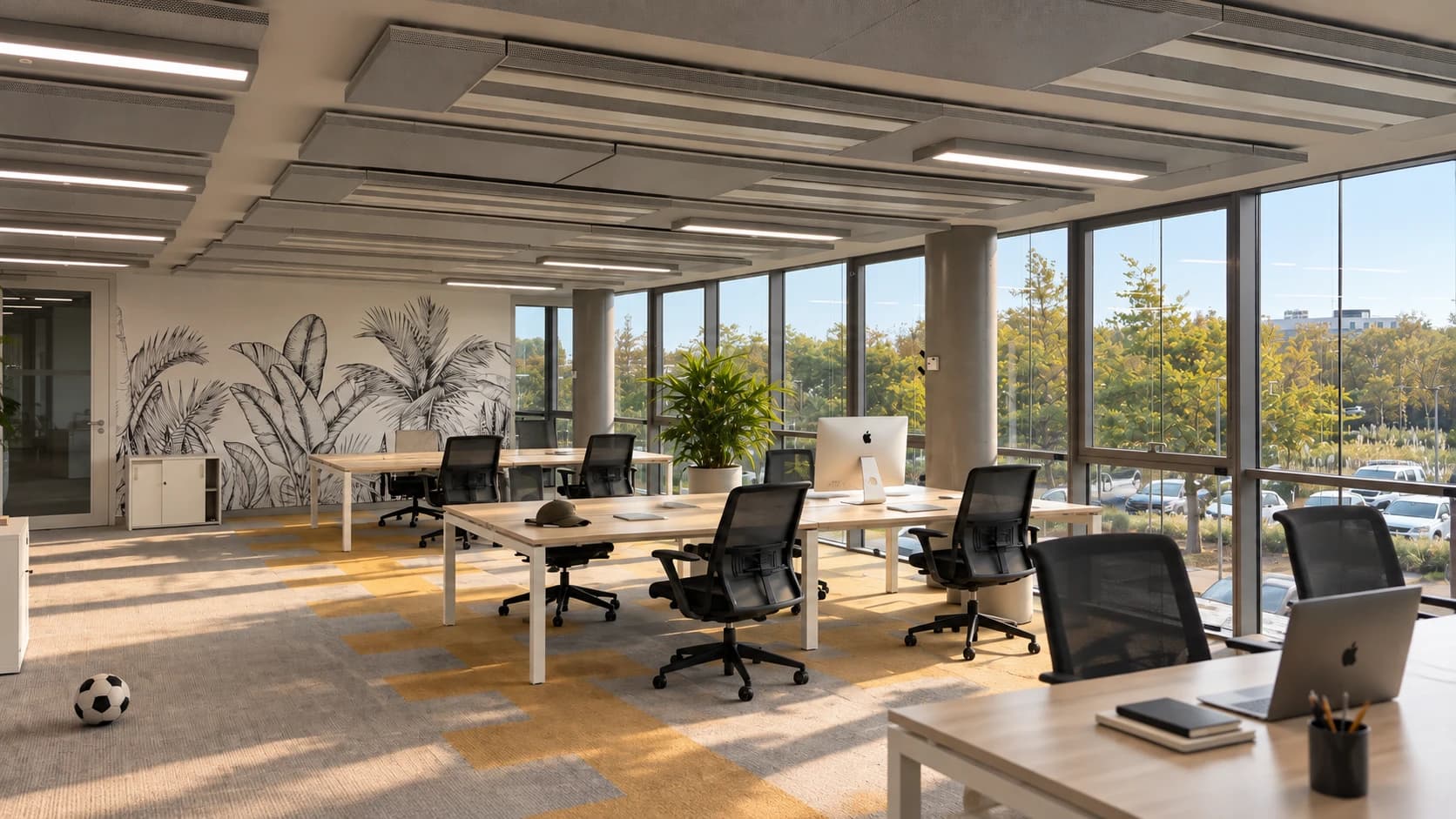 Les bureaux de WebCrew : postes de travail face aux baies vitrées